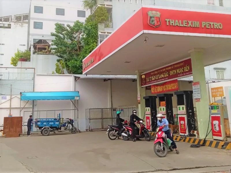 Một vài khách hàng đến cửa hàng xăng trên đường Nguyễn Xí quận Bình Thạnh cũng được hướng dẫn tìm cửa hàng gần đây.
