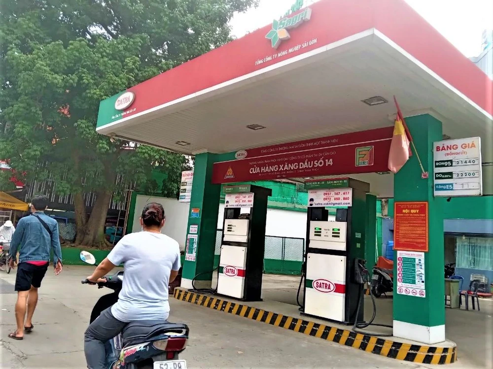 Khoảng 11 giờ, một số khách hàng ghé vào đổ xăng, nhân viên hướng chạy lên cửa hàng kế bên.