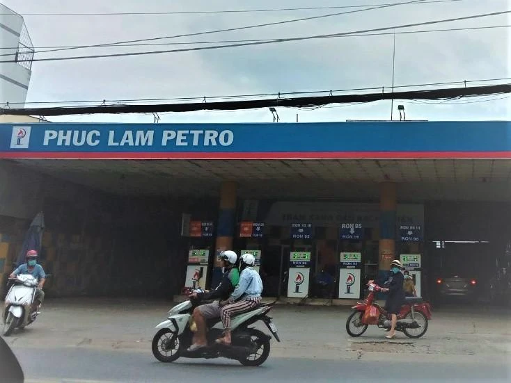 Khoảng 12 giờ 45 cửa hàng xăng dầu Tỉnh lộ 10, p. Bình Trị Đông A, Q.Bình Tân nhân viên ngồi vẫy tay báo hết xăng