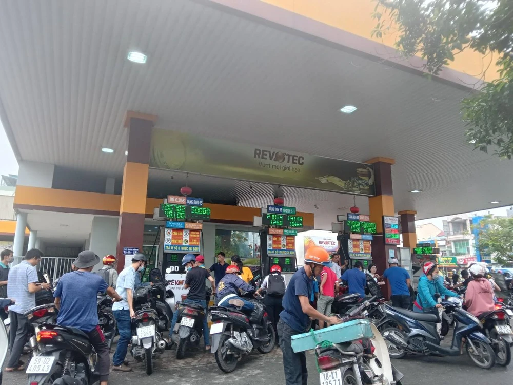 Cửa hàng xăng phường Tây Thạnh, quận Tân Phú thông báo khách chuẩn bị 50.000 đồng đổ xăng