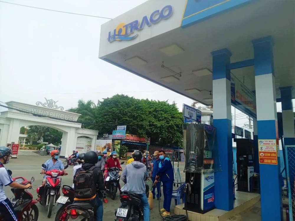 Nhiều người đến đổ xăng nhưng cửa hàng quận 12 chỉ còn dầu