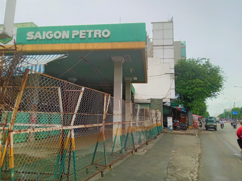 Cửa hàng xăng dầu đường Tây Thạnh quận Tân Phú đóng cửa nghỉ bán trong sáng ngày 10-10