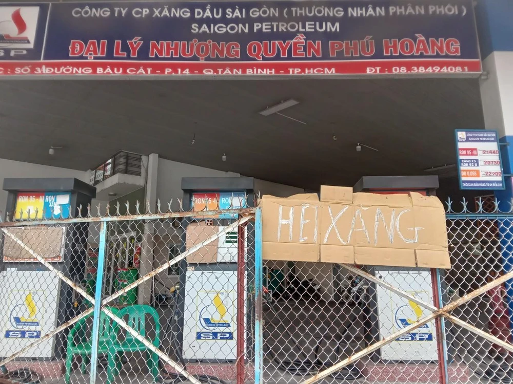 Một cửa hàng báo hết xăng trong sáng ngày 10-10