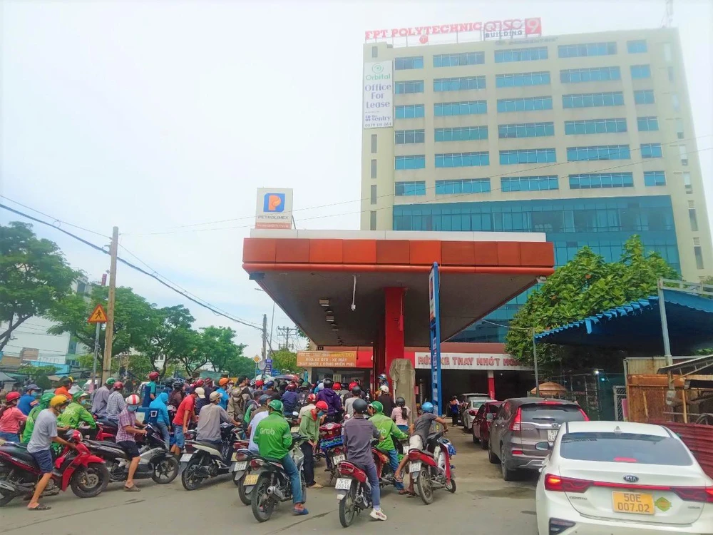 Cửa hàng xăng quận 12 tiếp tục diễn ra tình trạng người dân mòn mỏi chờ đổ xăng