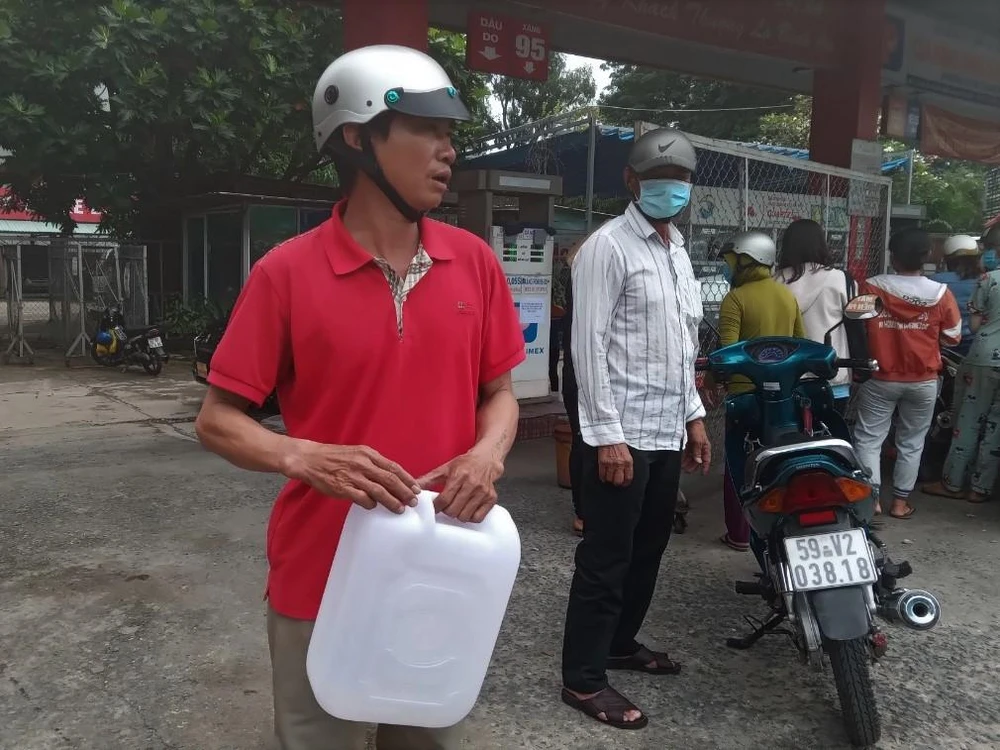 Người đàn ông này cho biết xe tải hết dầu không chạy được ra cửa hàng xăng nên mới đem theo can mà không mua được