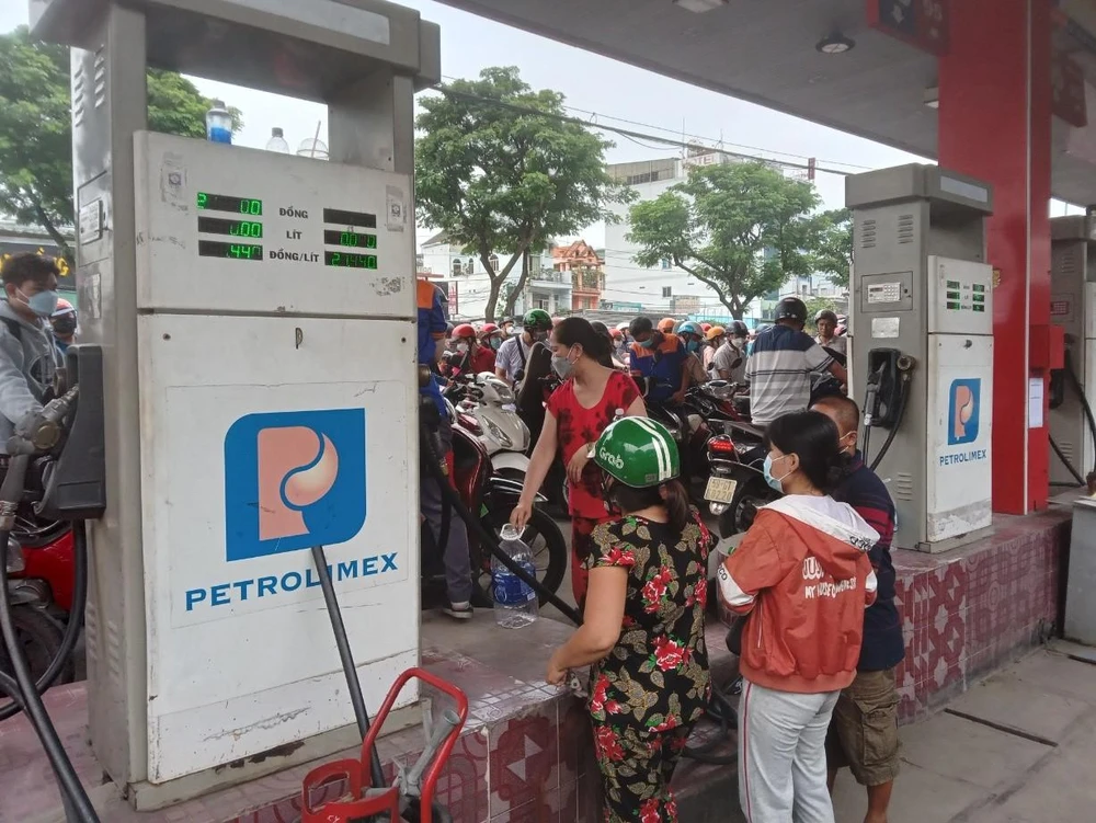 Một số người dân phải năn nỉ được mua xăng; dầu vào can nhựa, bình nước suối