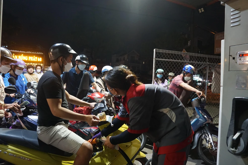 Để tránh mất thêm thời gian, có khách hàng chuẩn bị sẵn số tiền cần mua xăng để nhân viên không phải trà lại tiền dư