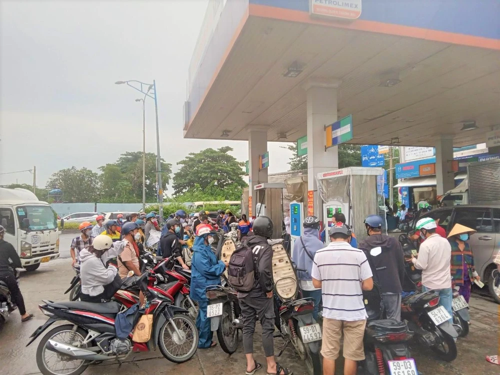 Một số khách hàng chạy từ Hóc Môn qua nhiều cây xăng mới có điểm bán