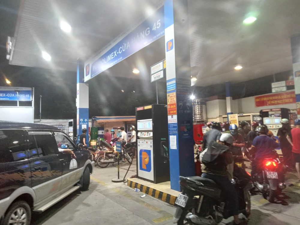 21 giờ 30 phút cửa hàng xăng đường Tây Thạnh quận Tân Phú vẫn còn nhiều người dân đi mua xăng