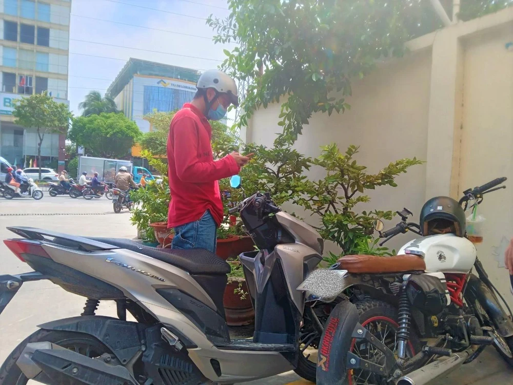 Khách hàng đi từ Bình Chánh nhờ xe bạn (mũ bảo hiểm) đẩy lên cây xăng quận 6 mua 50.000 đồng