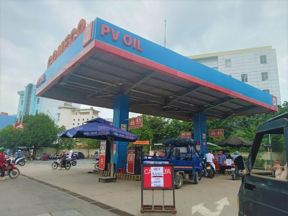 Cây xăng trên đường Kinh Dương Vương, quận Bình Tân hết xăng vào trưa ngày 11-10