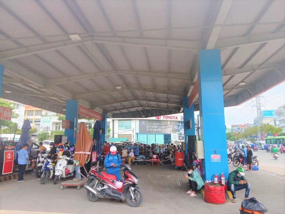 Cửa hàng xăng COMECO đường Kinh Dương Vương quận 6 đông khách chờ đổ xăng