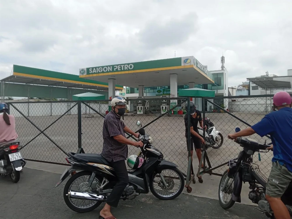 Sáng 11-10, nhiều người tìm cách vào bên trong để mua xăng.