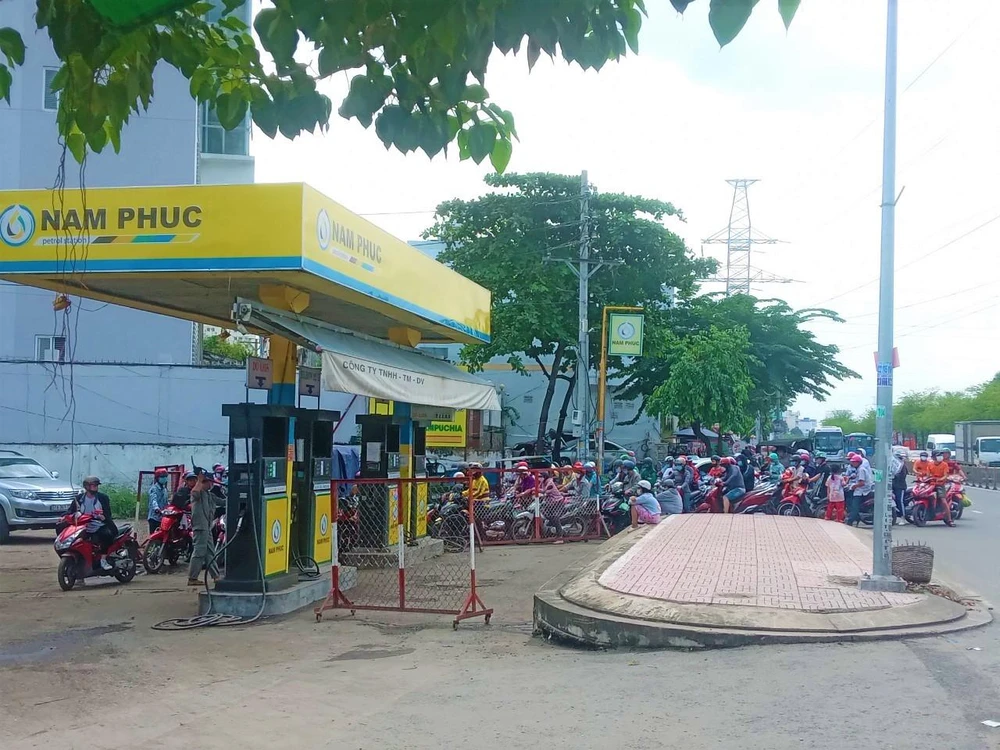 Khoảng 11 giờ từ Bến Xe miền Tây đến Trung tâm văn hóa Quận Bình Tân chỉ có cửa hàng này mở bán nên khách xếp hàng dài chờ mua xăng.