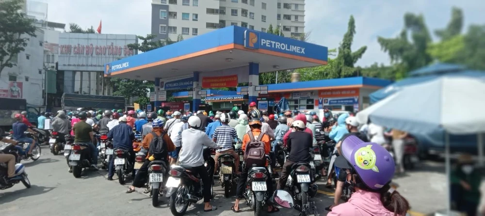 ...nhưng khi đến đây nhiều người vẫn gặp cảnh xếp hàng dài chờ đợi.