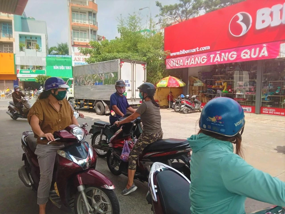 Một số người dân rỉ tai đến cửa hàng khác của nhà nước sẽ được mua bình thường.