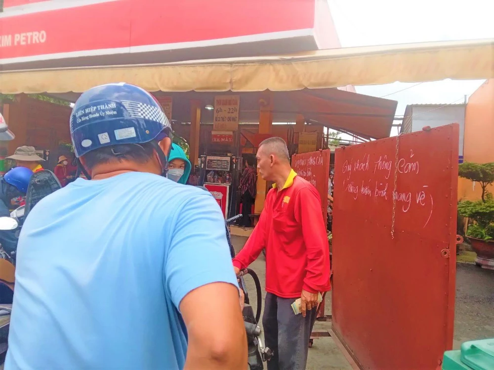 Cửa hàng xăng quận Bình Tân thông báo mỗi khách bán 50.000 đồng và mong thông cảm không bán bình mang về.
