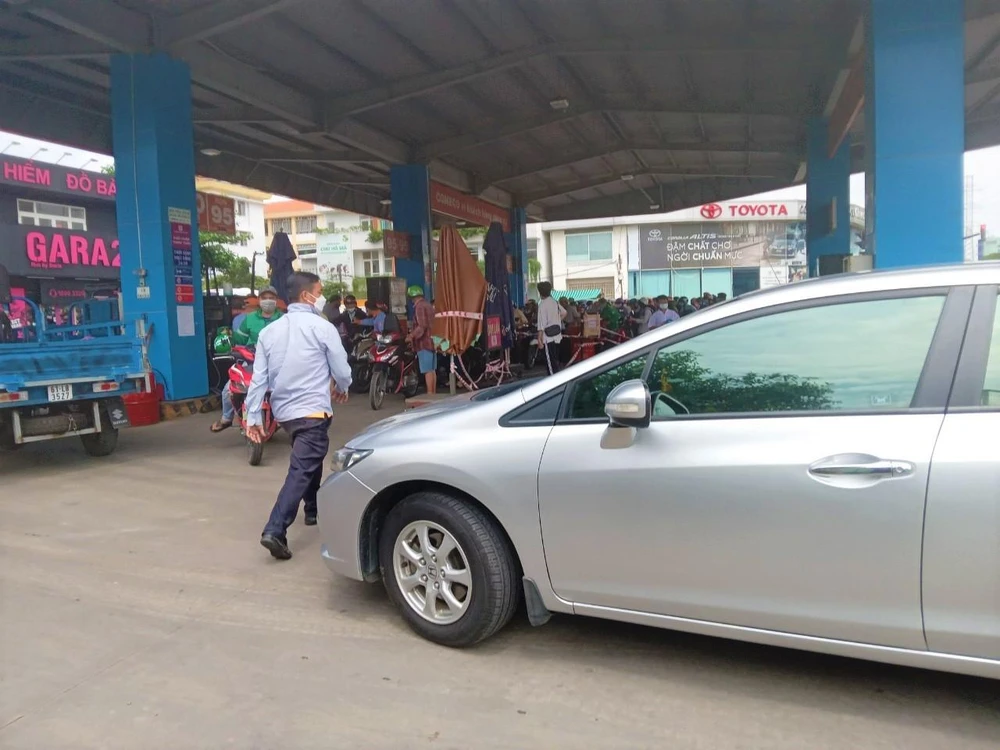 Kim xăng đã gác xe ô tô năn nỉ nhưng lượng xăng còn đủ để giải quyết cho hàng trăm xe hai bánh nên vị khách này đành tìm nơi khác