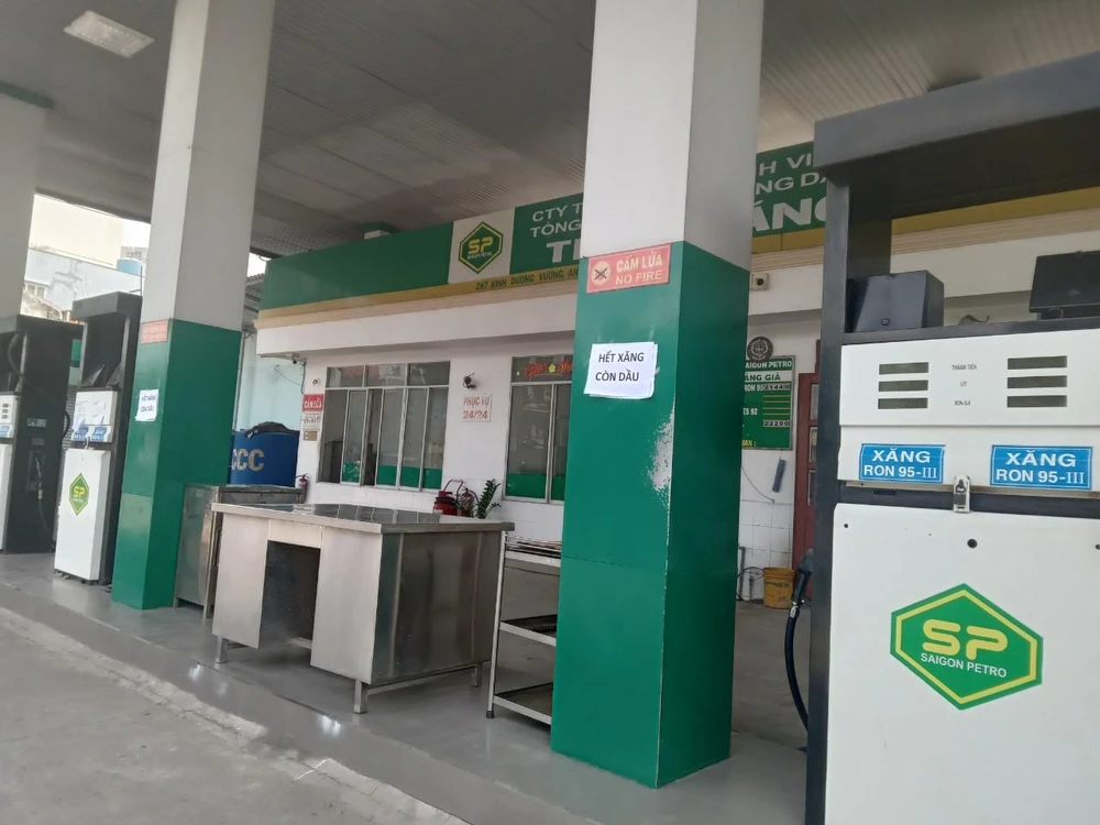1 trạm xăng thông báo hết xăng đầu giờ chiều ngày 11-10.