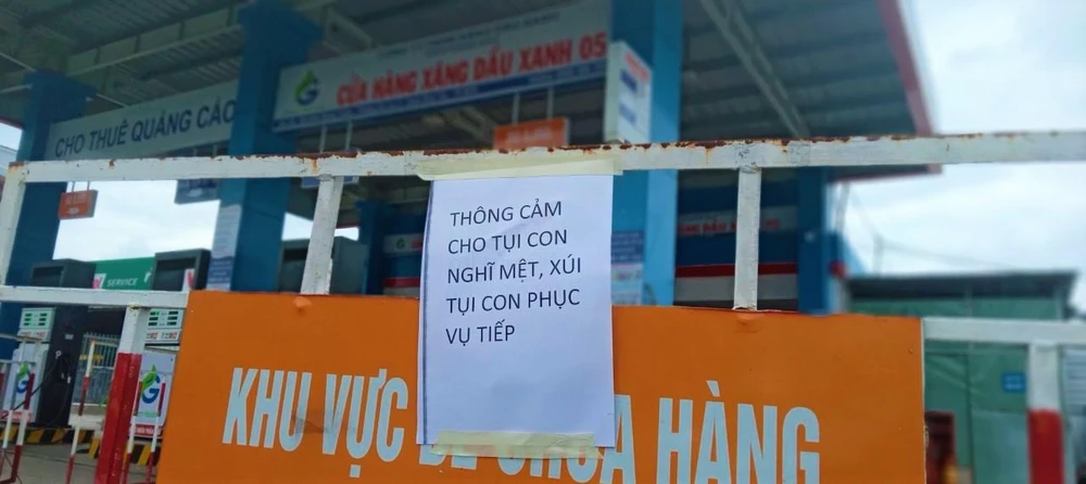 11 giờ cửa hàng xăng 11 quận Bình Tân xin tạm nghỉ.