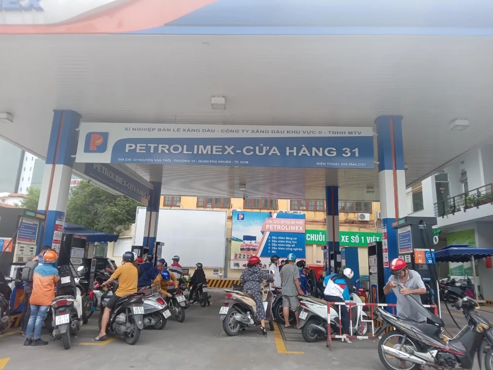 Khách hàng đổ xăng tại cửa hàng Petrolimex quận Phú Nhuận chiều ngày 12-10. Ảnh: TÚ UYÊN