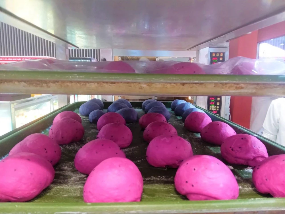 Thanh long được sử dụng trong sản xuất bánh mì