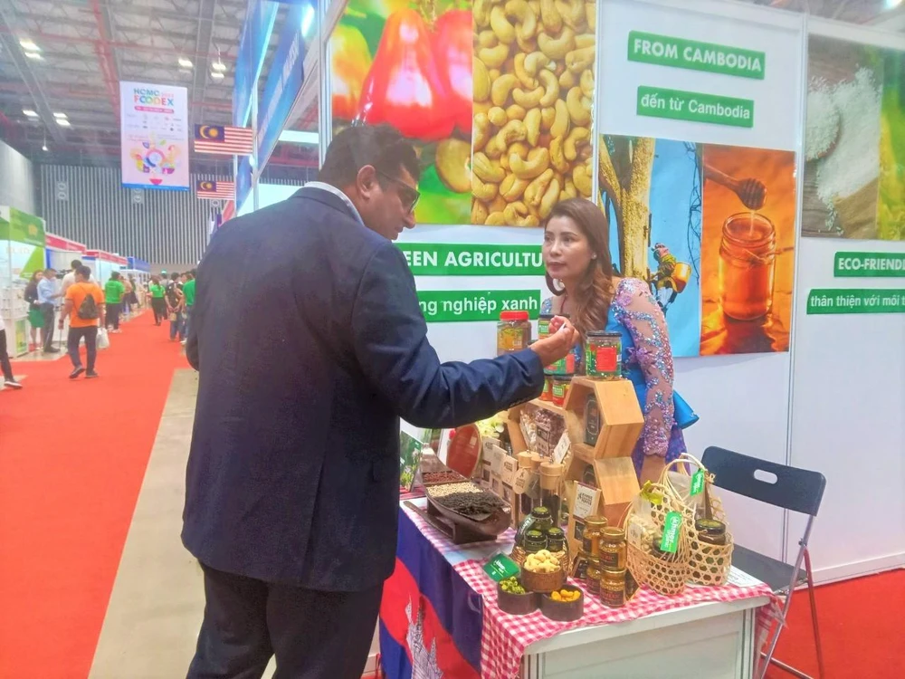 Khách tham quan tìm hiểu sản phẩm tại gian hàng của doanh nghiệp Campuchia