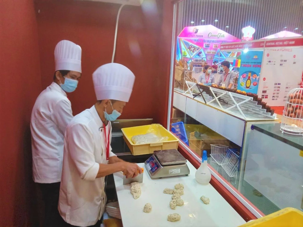 Khách tham quan có thể thấy được quy trình cân bột để làm bánh mì