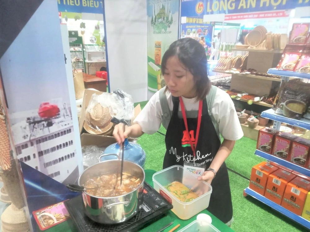 Một số gian hàng cho khách tham quan dùng thử để giới thiệu sản phẩm