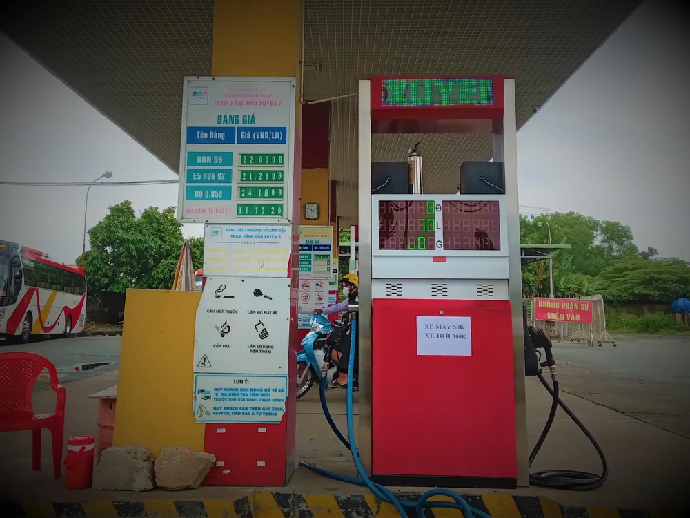 Cửa hàng xăng trên quốc lộ 1A, phường An Phú Đông, quận 12, TP.HCM.