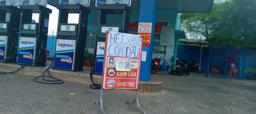 Cửa hàng xã Tân Thới Nhì, huyện Hóc Môn thông báo hết xăng còn dầu