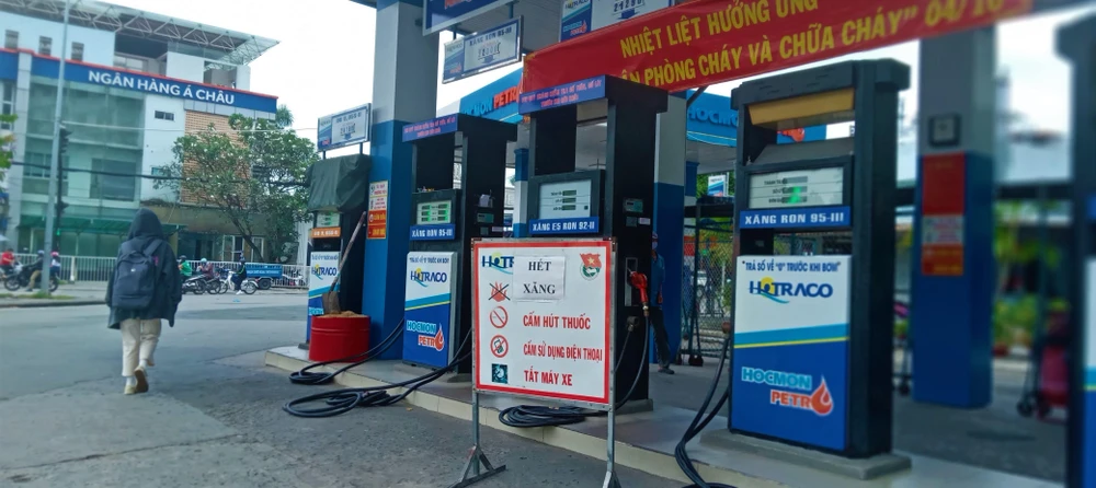 Cửa hàng trên đường Tô Ký, Quận 12 thông báo hết xăng