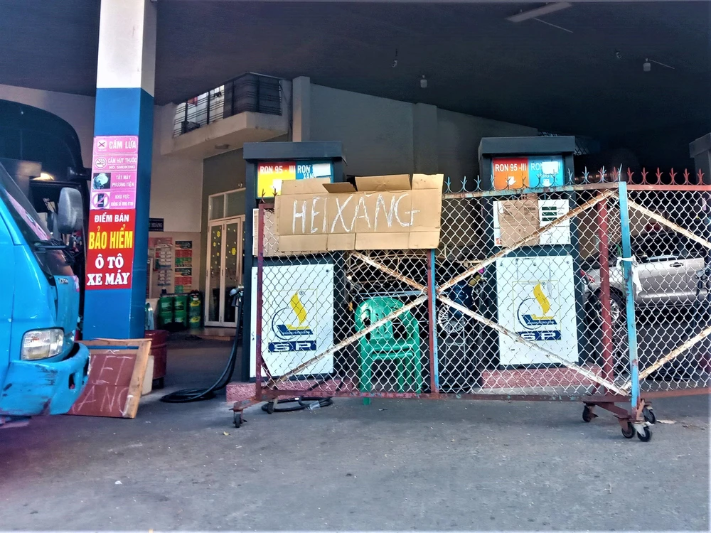 Chiều 21-10, sau khi giá xăng dầu được điều chỉnh, cửa hàng này vẫn chưa có xăng để bán. Ảnh: TÚ UYÊN