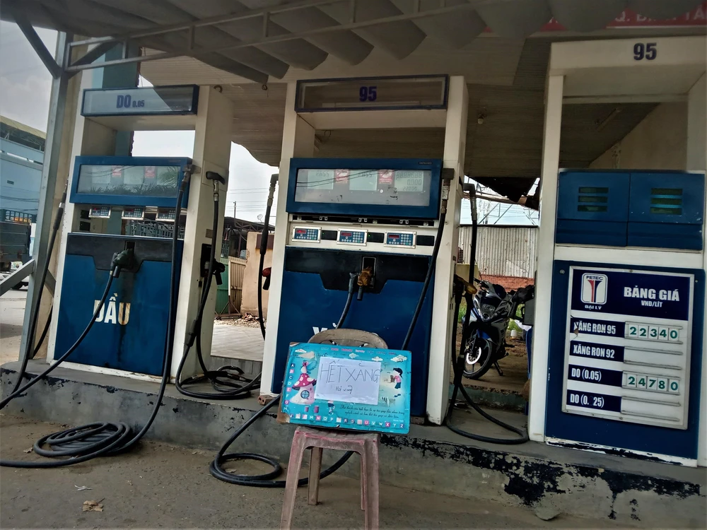 Cửa hàng xăng dầu trên quốc lộ 1A, phường Bình Hưng Hòa B, quận Bình Tân hết xăng trưa ngày 26-10 Cửa hàng xăng dầu trên quốc lộ 1A, phường Bình Hưng Hòa B, quận Bình Tân hết xăng trưa ngày 26-10