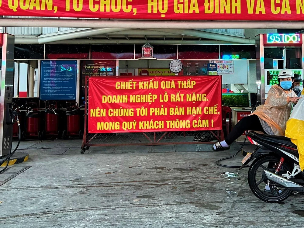 Một cửa hàng xăng dầu giải thích cho khách hàng biết và mong thông cảm.