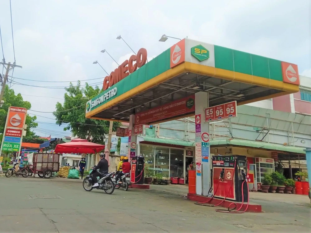 Trưa 27-10, nhiều khách hàng không mua được xăng tại 1 cửa hàng ở quận Gò Vấp.