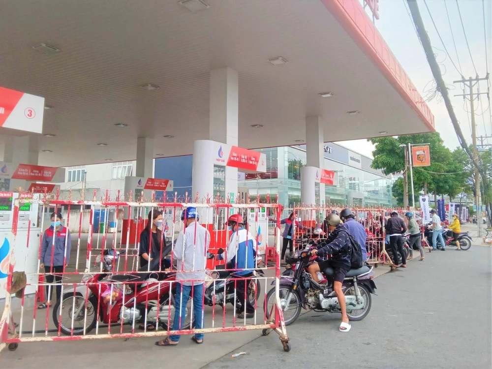 Nhóm giao thông giảm 2,17% nhờ các đợt điều chỉnh giá xăng dầu trong tháng 10.