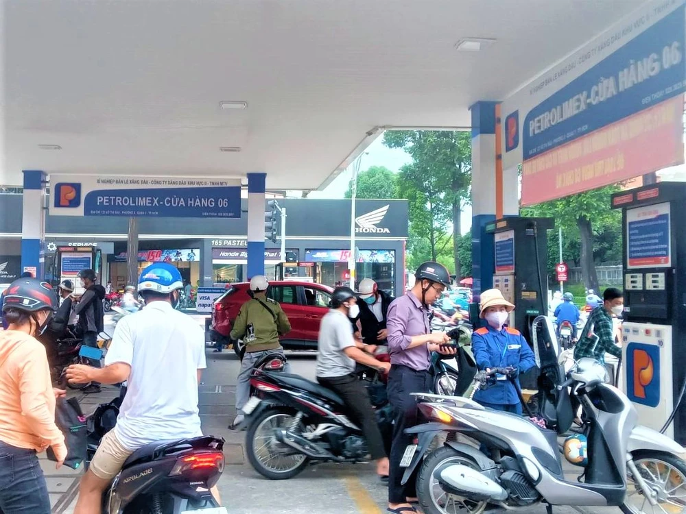 Người dân đổ xăng tại một cửa hàng Petrolimex quận 3 Người dân đổ xăng tại một cửa hàng Petrolimex quận 3