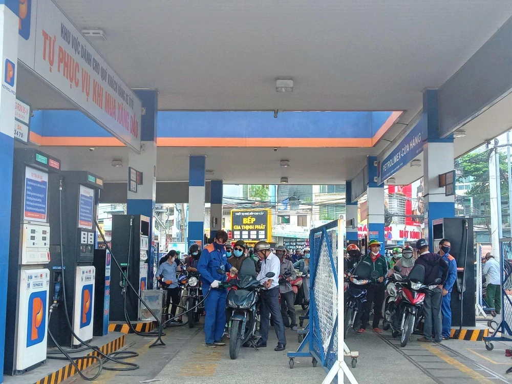 Cửa hàng xăng quận Tân Bình đông khách hàng chờ đổ xăng