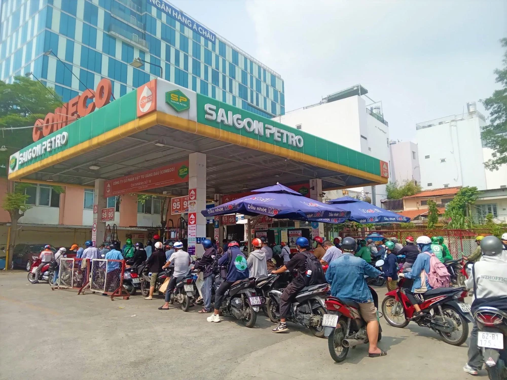 Đầu giờ chiều ngày 1-11 nhiều người đổ xăng cửa hàng quận 3