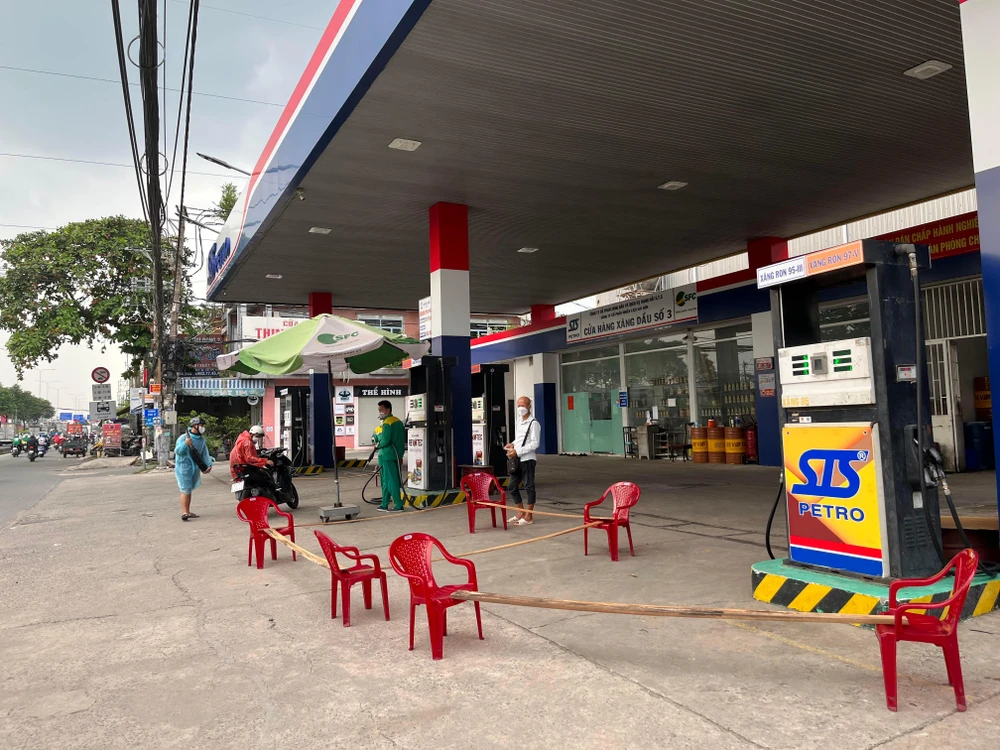 Cửa hàng xăng quận 12 có hướng dẫn khách đến trụ có xăng để đổ