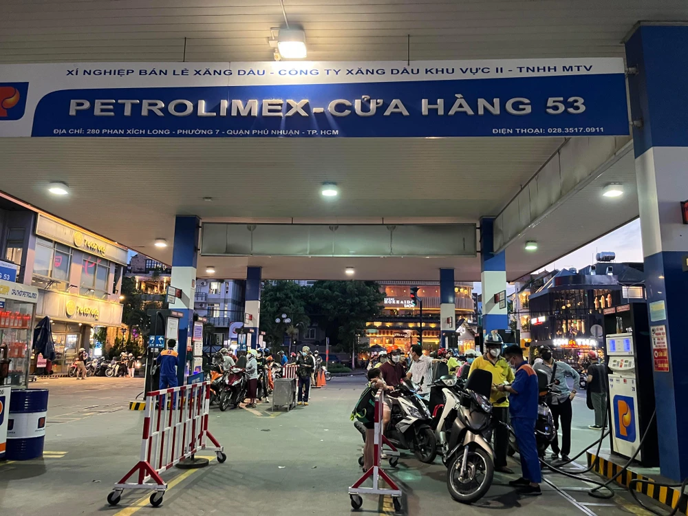 Người dân xếp hàng đổ xăng cửa hàng quận Phú Nhuận