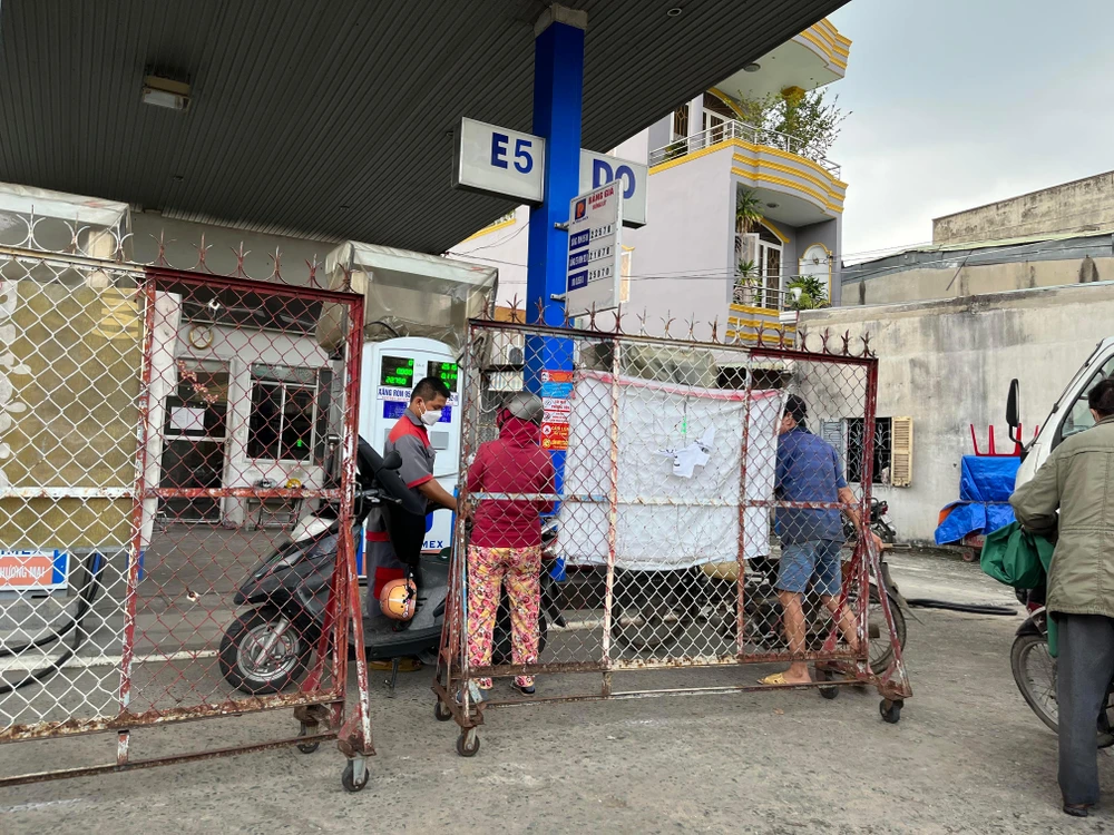 Mộtsố cửa hàng dựng rào chắn chỉ để từng xe máy lọt vào đổ xăng