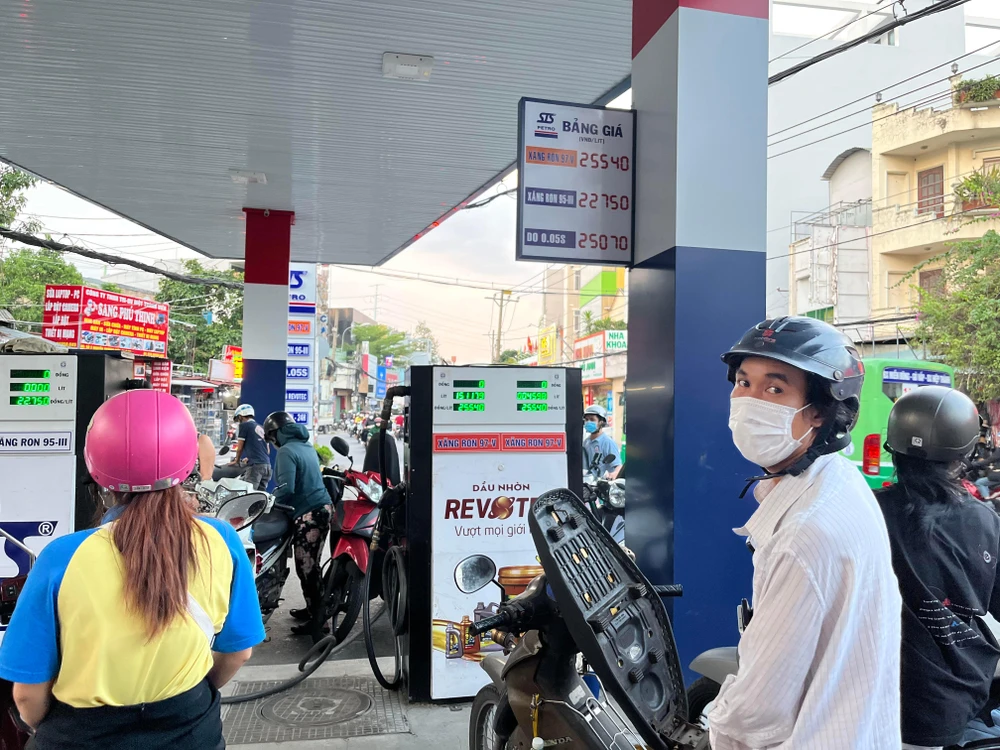 Xăng RON 97 tại cửa hàng quận Bình Thạnh có giá 25.540 đồng/lít