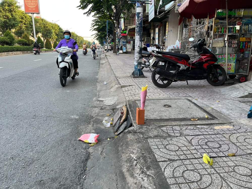 Đường Trường Chinh quận 12, sau khi hỏi mua người bán mới vào trong nhà mang ra can nhỏ và báo giá 28.000 đồng/lít