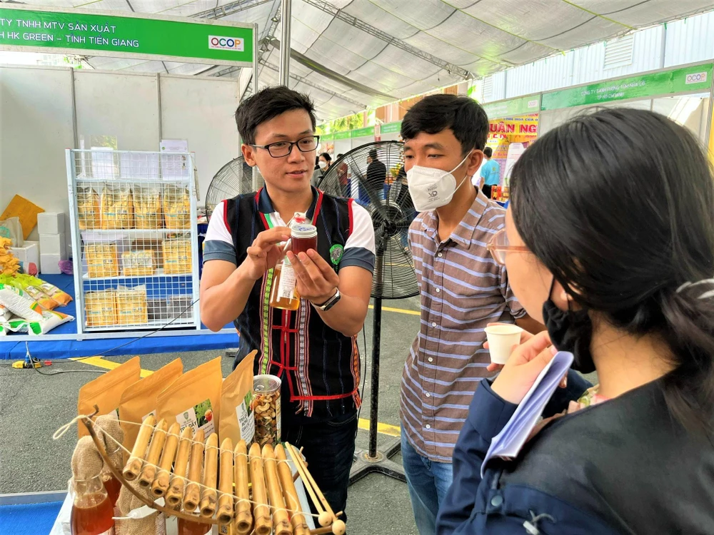 Một đơn vị giới thiệu mật ong rừng Gia Lai và hướng dẫn phân biệt mật ong thật, giả cho khách hàng