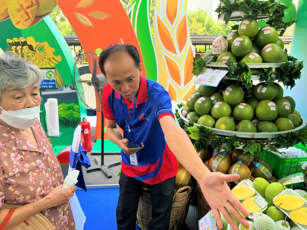 Người dân tham quan tìm hiểu các loại trái cây đạt chứng nhận OCOP