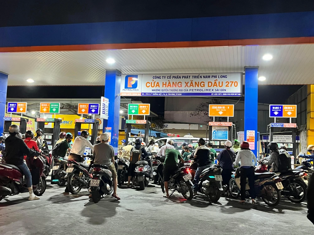 Sau khi giá xăng tăng hơn 1.000 đồng/lít , 20 giờ người dân xếp hàng mua xăng tại cửa hàng quận Tân Bình