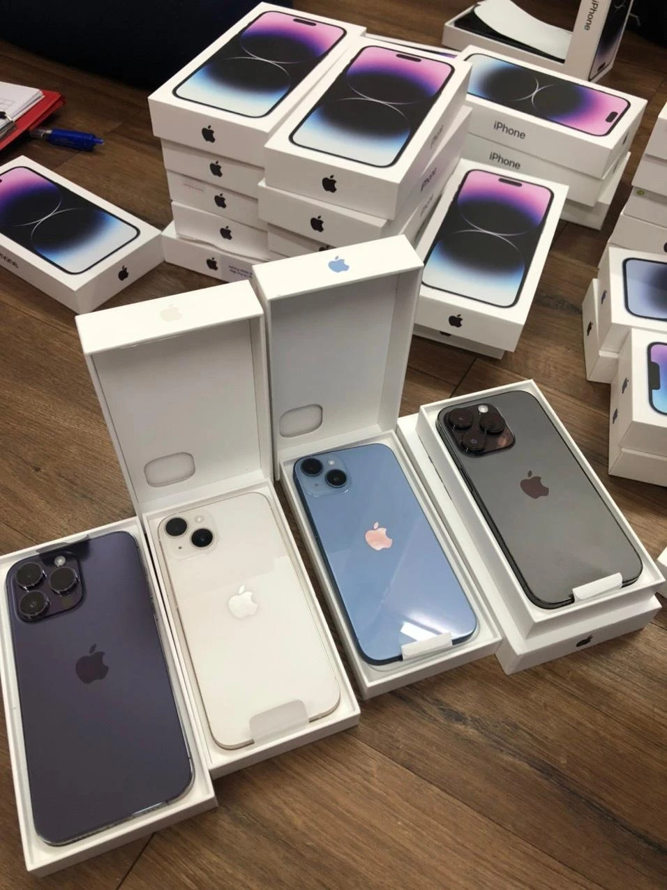 Ngày 23-9, Cục QLTT TP.HCM kiểm tra, phát hiện lô hàng Iphone 14 không có hóa đơn chứng từ