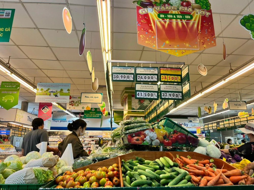 Người tiêu dùng chọn mua thực phẩm nông sản Việt Nam tại siêu thị